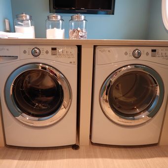 Ilustrasi mesin cuci dan mesin pengering.