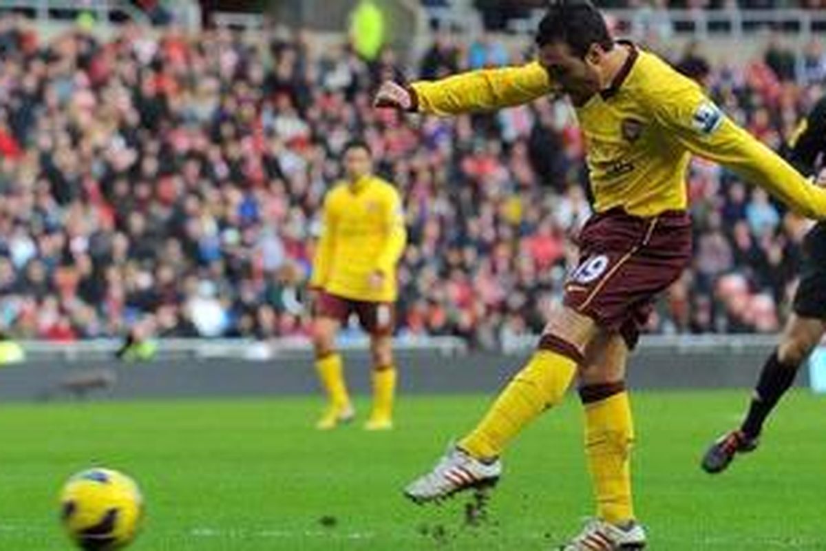 Gelandang Arsenal, Santo Cazorla, melakukan tendangan yang akhirnya membobol gawang Sunderland pada lanjutan Premier League, Sabtu (9/2/2013). Gol Cazorla ini menentukan kemenangan Arsenal 1-0.