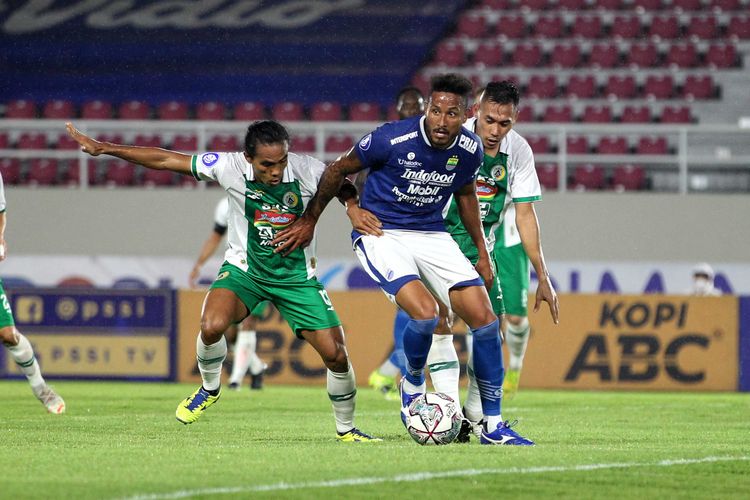 Penyerang Persib Bandung Wander Luiz (tengah) berusaha melewati hadangan pemain PSS Sleman Samsul Arifin (kiri) saat kedua tim bersua di pekan kedelapan Liga 1 2021-2022 di Stadion Manahan, Solo, Jumat (22/10/2021). 