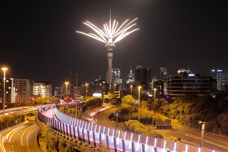 Pertunjukan kembang api di Sky Tower tetap diadakan di Auckland, Selandia Baru, pada Kamis (31/12/2020), karena tidak adanya kasus Covid-19 tersisa di sana.