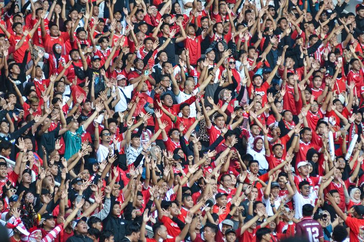 Kekompakan suporter Timnas Indonesia dalam pertandingan Kualifikasi Piala Dunia 2024 antara Indonesia vs Irak, Kamis (6/6/2024) di Stadion Gelora Bung Karno Jakarta. 