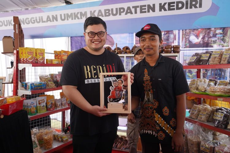 Bupati Kediri Mas Dhito meminta supermarket dan minimarket menyediakan ruang untuk memasarkan produk dari UMKM sekitar Kediri.