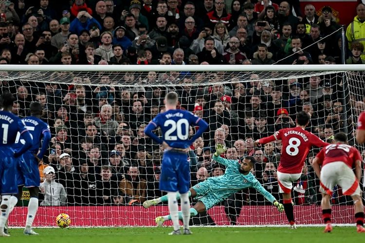 Gelandang Manchester United Bruno Fernandes mencetak gol dari titik penalti pada pertandingan Liga Inggris antara Man United vs Chelsea di Old Trafford di Manchester, Inggris, pada Minggu 3 November 2024. (Foto oleh Paul ELLIS / AFP)