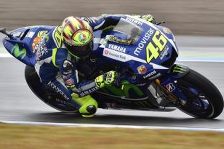 Pebalap Movistar Yamaha asal Italia, Valentino Rossi, memacu motornya pada balapan GP Jepang di Sirkuit Twin Ring Motegi, Minggu (11/10/2015).