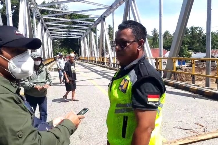 Jembatan penghubung antar Kota Palopo dan Kabupaten Luwu di Perbatasan ini nyaris rubuh setelah diterpa banjir pada Sabtu (30/10/2021) malam tadi, saat ini kondisinya retak dan kendaraan dilarang melintas, Minggu (31/10/2021)