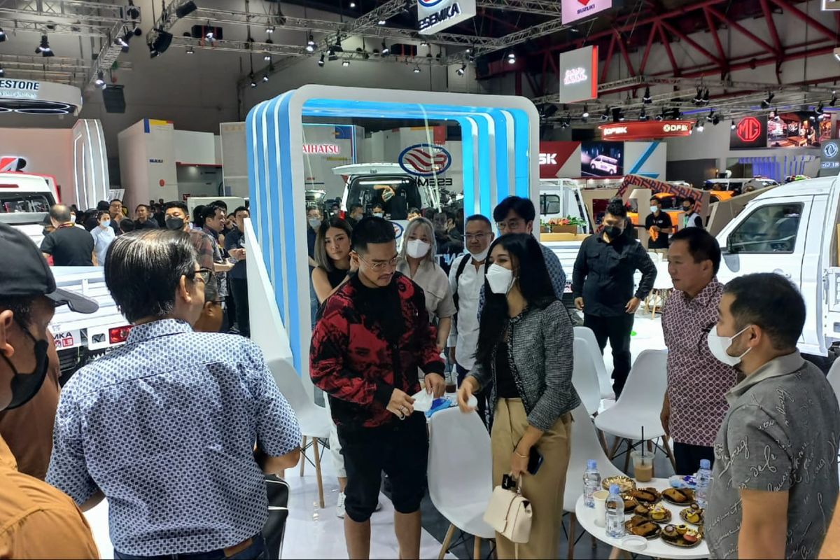 Kaesang Pangarep bersama istrinya berkunjung ke pameran otomotif Indonesia International Motor Show (IIMS) 2023