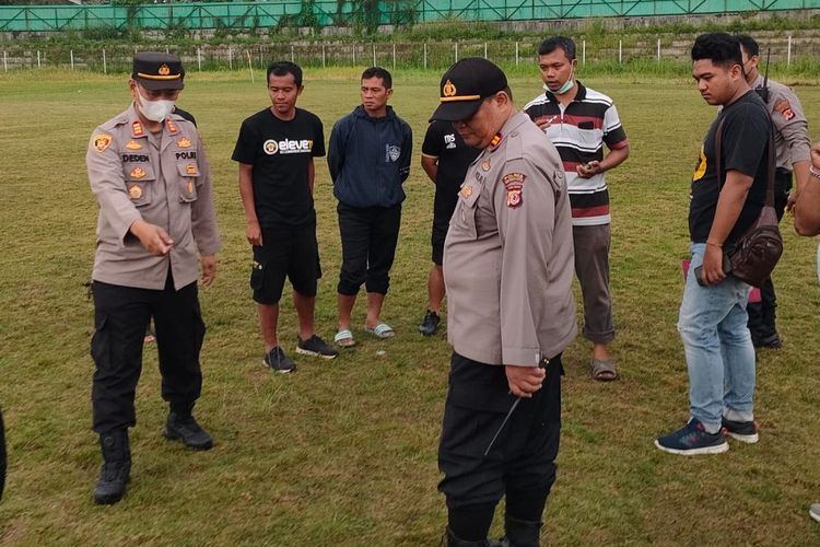 Kepala Polsek Cisaat AKP Deden Sulaeman (kiri) bersama anggota lainnya menunjukkan lokasi korban tersambar petir di Lapang Korpri Cisaat, Sukabumi, Jawa Barat, Sabtu (13/8/2022).