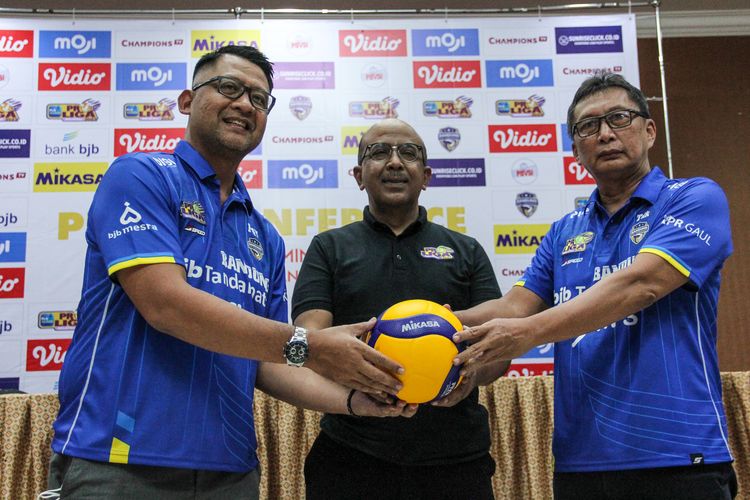 Proliga 2023 akan dimulai, Kota Bandung sebagai seri pembuka. Dalam foto Manajer tim Bandung bjb Tandamata Ayi Subarna (kiri), Direktur Proliga Direktur Hanny S Surkatty (tengah), dan Ketua panitia Tahyan Iskandar (kanan). 