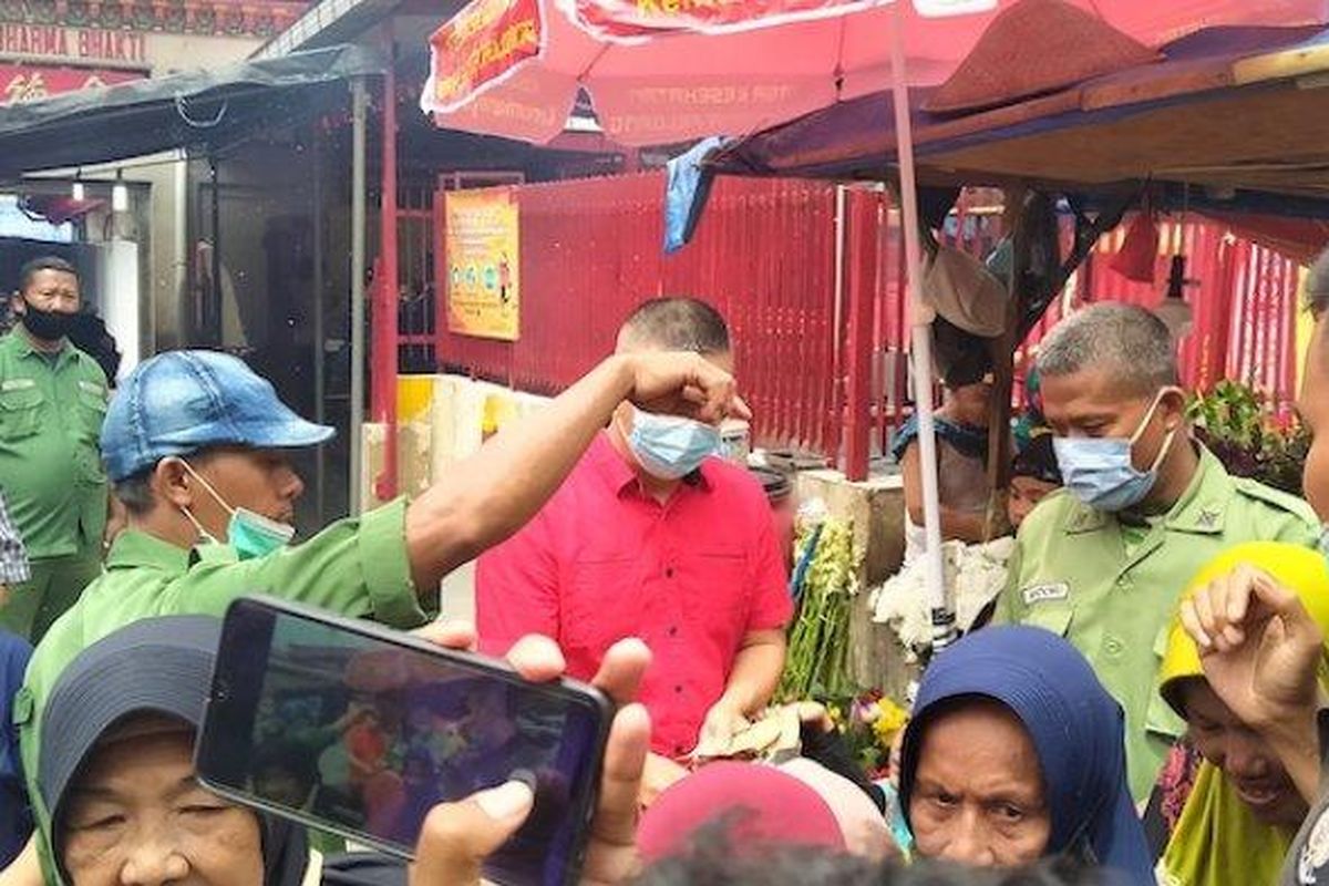 Pengemis musiman di depan Wihara Dharma Bakti, Glodok, Jakarta Barat sedang dipantau petugas keamanan, Jumat (12/2/2021).
