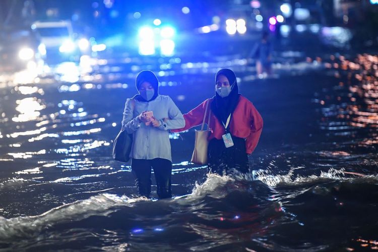 Warga berjalan melintasi banjir di kawasan Kelapa Hybrida Timur, Pegangsaan Dua, Jakarta Utara, Kamis (29/2/2024). Menurut data dari Badan Penanggulangan Bencana Daerah (BPBD) DKI Jakarta sebanyak 36 ruas jalan di wilayah Ibu Kota terendam banjir akibat curah hujan yang tinggi. ANTARA FOTO/M Risyal Hidayat/aww.