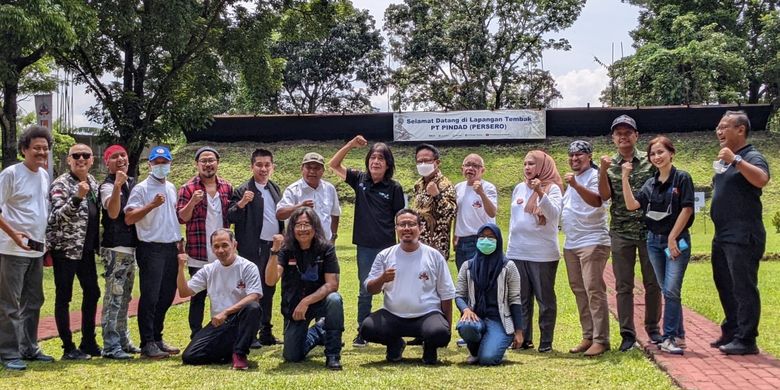 Peserta lomba menembak Pindad dan Ikatan Alumni Institut Teknologi Bandung (IA ITB) pada Minggu (19/12/2021) di Lapangan Tembak Pindad, Bandung.
