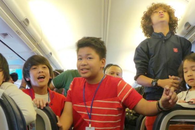 Boyband Coboy Junior saat tampil di atas ketinggian 30.000 kaki di penerbangan Jakarta-Balikpapan, Sabtu (20/4/2014).