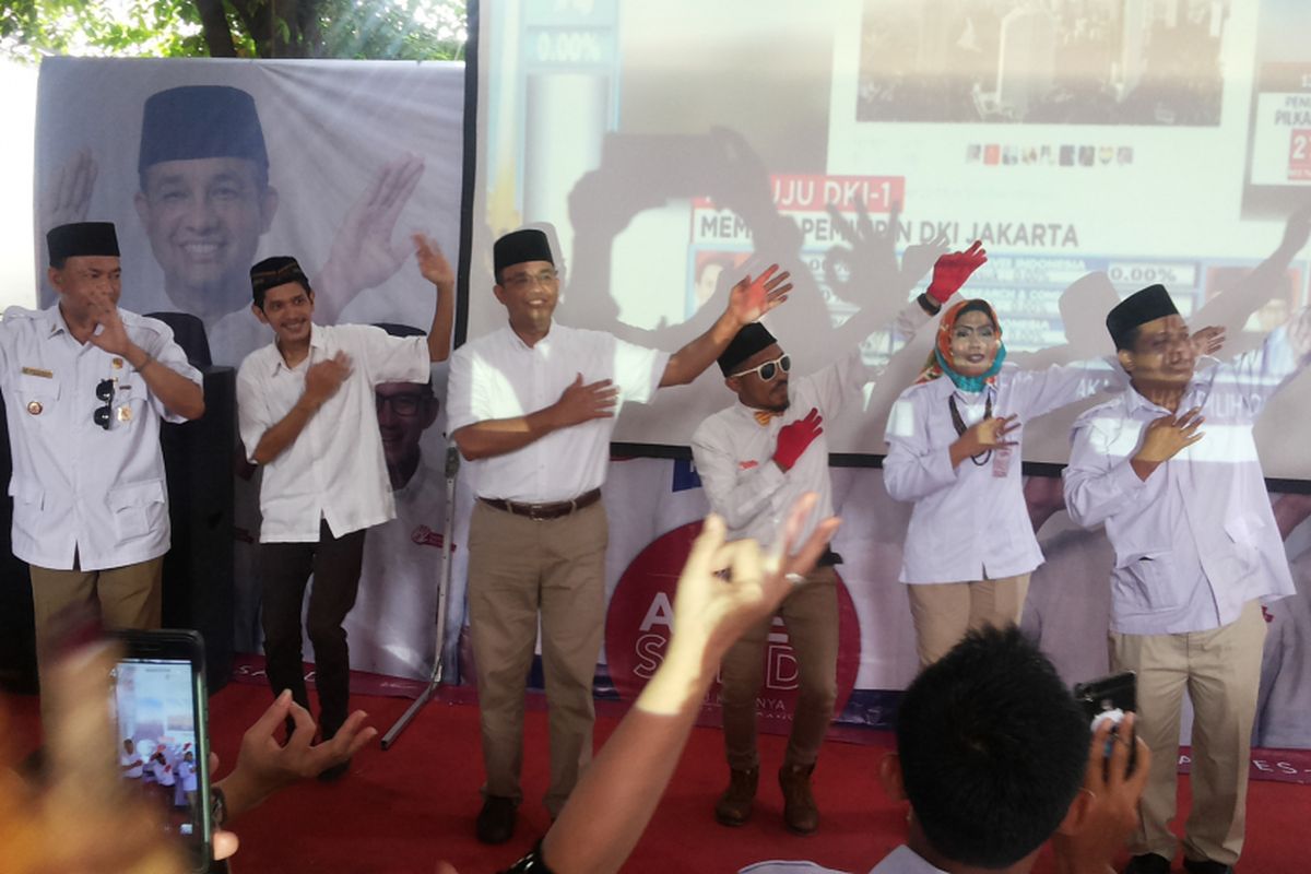 Calon gubernur DKI Jakarta nomor pemilihan tiga Anies Baswedan saat menari dengan para relawannya di posko Jalan Cicurug, Menteng, Jakarta Pusat, Rabu (19/4/2017).