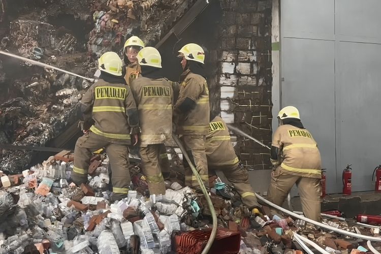 Gudang Plastik Terbakar 19 Jam di Kapuk Jakbar, Kini Masih Pendinginan