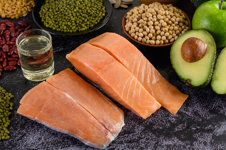 Meningkatkan asupan sumber omega-3, seperti salmon, adalah salah satu cara menghilangkan ketombe secara alami.