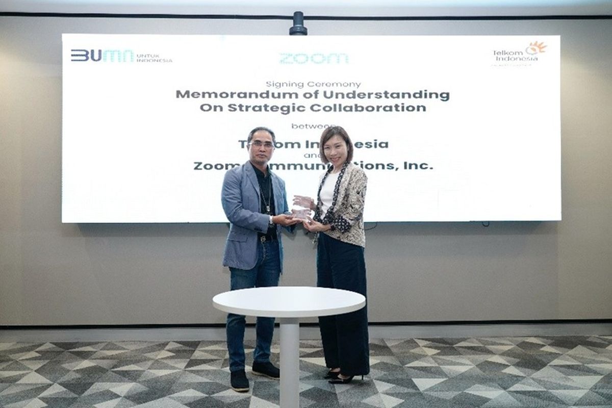 Direktur Group Business Development Telkom Honesti Basyir (kiri) serta Head of Zoom Indonesia, Malaysia, Filipina, dan Vietnam, Ka Yee Chan (kanan) di acara seremoni penandatanganan MoU antara PT Telkom Indonesia (Persero) Tbk (Telkom) dan Zoom Communications, Inc. (Zoom) yang berlangsung di Telkom Landmark Tower (TLT) Jakarta.