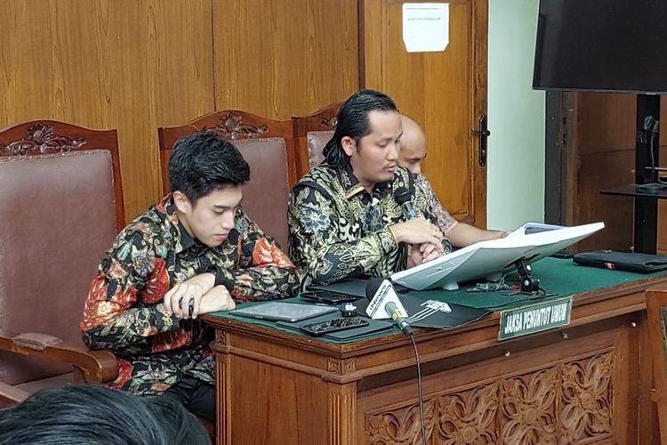 Tim penasihat hukum Aiman Witjaksono saat membacakan kesimpulan dalam lanjutan sidang gugatan praperadilan di Pengadilan Negeri Jakarta Selatan, Senin (26/2/2024).
