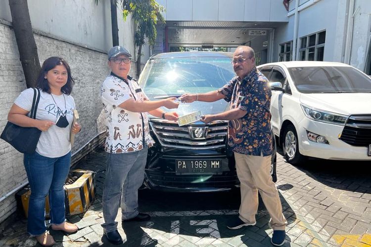Kepala Kejari Jayapura (kiri) mengembalikan aset milik Pemkab Keerom berupa satu unit mobil Alphard yang merupakan kendaraan dinas Bupati Keerom, Jakarta, Senin (4/7/2022)