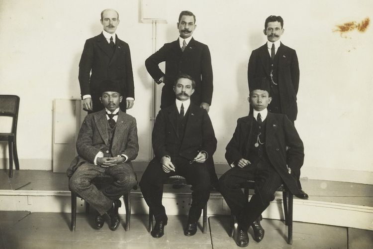 Anggota Indische Partij dr. Tjipto Mangoenkoesoemo (duduk di kiri), dr. E.F.E. Douwes Dekker (duduk di tengah), R.M. Soewardi Soerjaningrat (duduk di kanan), F. Berding (berdiri di kiri), G.L. Topee (berdiri di tengah), dan J. Vermaesen (berdiri di kanan).
