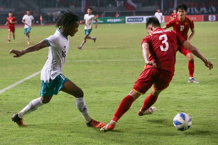 Pemain Timnas U19 Indonesia, Ronaldo Kwateh menggiring bola saat melawan Vietnam pada laga perdana Grup A Piala AFF U19 2022 di Stadion Patriot Candrabhaga, Bekasi, Jawa Barat, Sabtu (2/7/2022) malam WIB. Kedua tim bermain imbang tanpa gol.