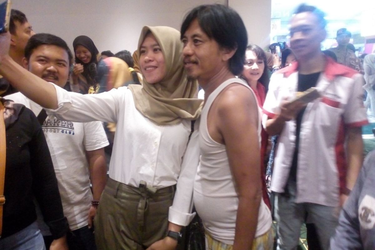 Evi Kusnandar, pemain Preman Pensiun berfoto bersama warga sebelum pemutaran perdana film Preman Pensiun di Garut 