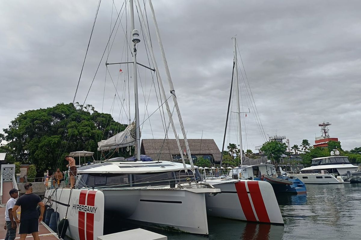 Kapal trimaran Hypergamy masuk ke wilayah Bali dan bersandar di Benoa Marine, Minggu (30/11/2025).