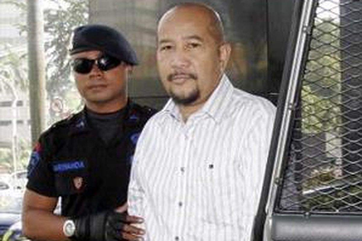 Bulyan Royan, anggota DPR dari Fraksi Bintang Reformasi turun dari mobil tahanan KPK, di Gedung KPK, Selasa (7/7).