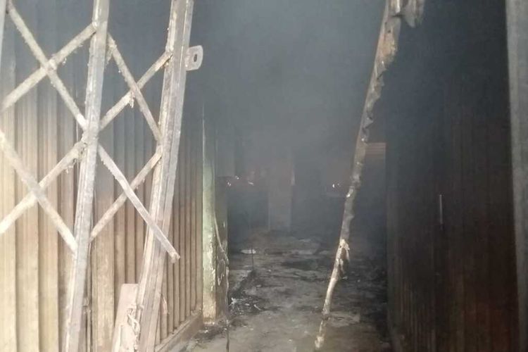Puing sisa kebakaran Pasar Kroya, Kabupaten Cilacap, Jawa Tengah, Jumat (24/12/2021).