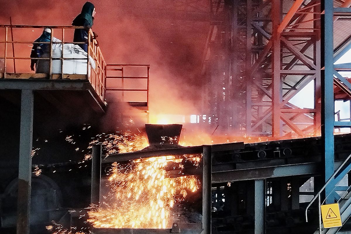 Pekerja mengolah bijih nikel menjadi ferro nickel di smelter milik grup Harita Nickel, di Pulau Obi, Kabupaten Halmahera Selatan, Maluku Utara, Sabtu (8/4/2023).  
 
KOMPAS/MOHAMAD FINAL DAENG (ENG)
08-04-2023