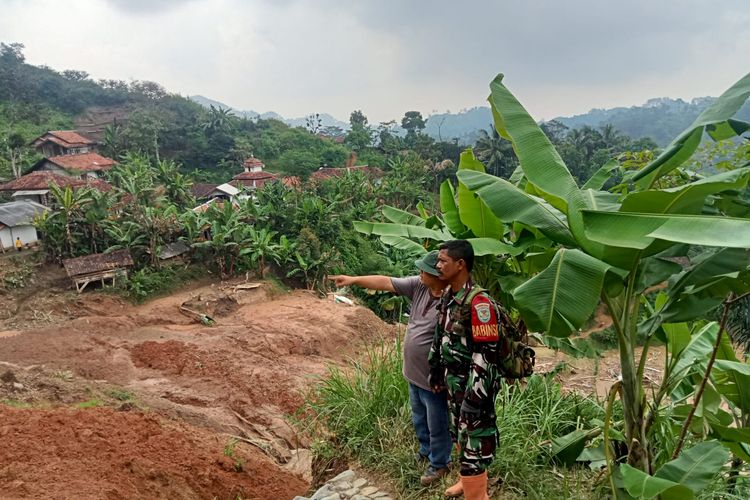 Seorang petani aren, Usman (59) dilaporkan hilang tertimbun longsor di Kampung Baru RT 3 RW 14, Desa Sukaresmi, Kecamatan Rongga, Kabupaten Bandung Barat (KBB), Jawa Barat, Selasa (25/3/2024).