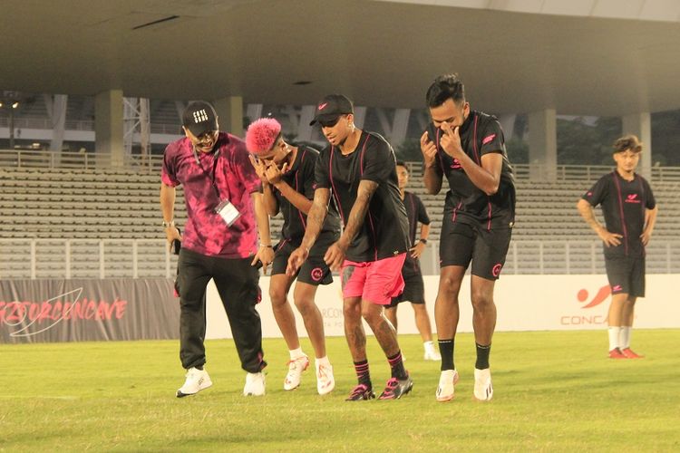 Jesse Lingard (kedua dari kanan) saat melakukan selebrasi bersama rekan setimnya dalam sesi fun football di Stadion Madya Gelora Bung Karno, Senayan, Jakarta, pada Sabtu (10/6/2023). Jesse Lingard juga kerap menari selama menjalani sesi coaching clinic dan fun football.