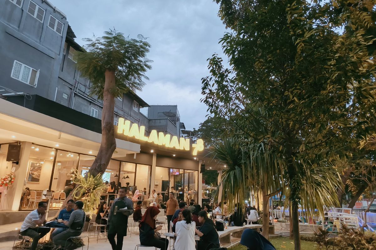 Suasana sore hari Halaman 78 salah satu cafe yang berada di antara Museum Pendidikan dan Taman Ekspresi dengan pemandangan sungai Kalimas Surabaya.