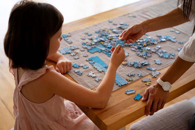 Bermain puzzle termasuk aktivitas bonding time untuk anak yang cenderung pendiam, tapi gemar berpikir secara logika.