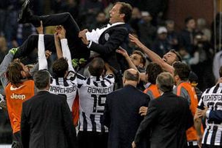 Massimiliano Allegri merayakan keberhasilan mengantarkan Juventus menjadi juara. 