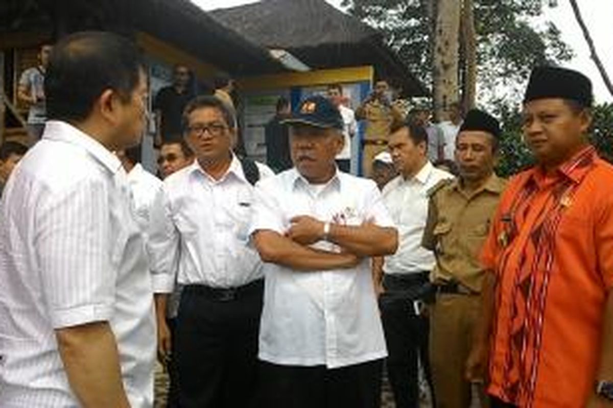 Menteri Pekerjaan Umum dan Perumahan Rakyat (PUPR) Basuki Hadimuljono meninjau lokasi bakal Bendungan Leuwikeris di perbatasan Kabupaten Ciamis- Kabupaten Tasikmalaya, Selasa (9/6/2015). Dalam tinjauan kali ini, turut mendampingi Anggota Dewan Pertimbangan Presiden Soeharso Monoarfa dan Anggota Komisi V DPR RI Nurhayati.