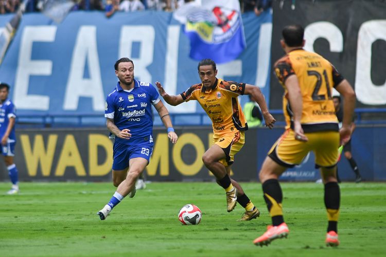 Aksi gelandang Persib Bandung, Marc Klok, berduel dengan pemain Persija, Hanif Sjahbandi, pada laga Persib Bandung vs Persija Jakarta yang menjadi bagian pertandingan pekan ke-17 Super League 2025-2026 di Stadion Gelora Bandung Lautan Api pada Minggu (11/1/2026). 