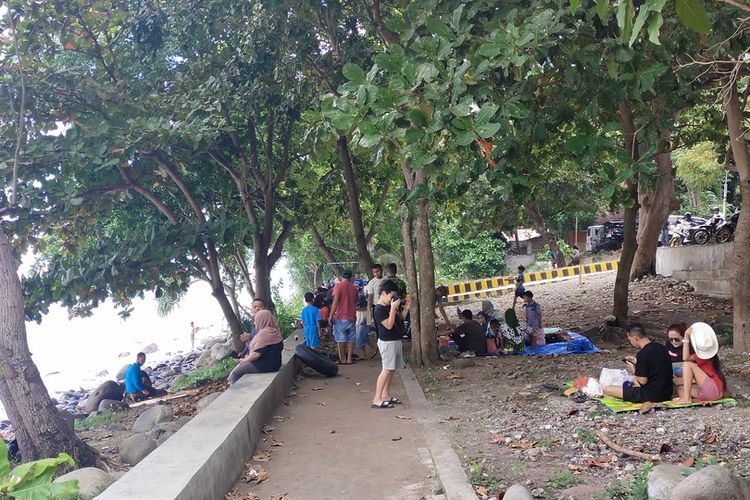 Pantai Cepi Watu, Desa Nanga Labang, Kecamatan Borong, Manggarai Timur, NTT, Selasa, (3/5/2022) dipadati wisatawan lokal saat Liburan Idul Fitri hari kedua. (KOMPAS.com/MARKUS MAKUR)