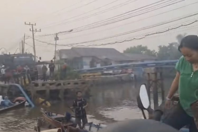 Jembatan Saka Harang Banjarmasin Ambruk, Perahu Penyeberangan Jadi Pilihan