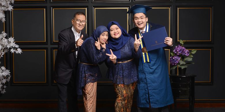 Ilham Nugraha bersama keluarganya saat bebrfoto wisuda lulus dari SBM ITB. 