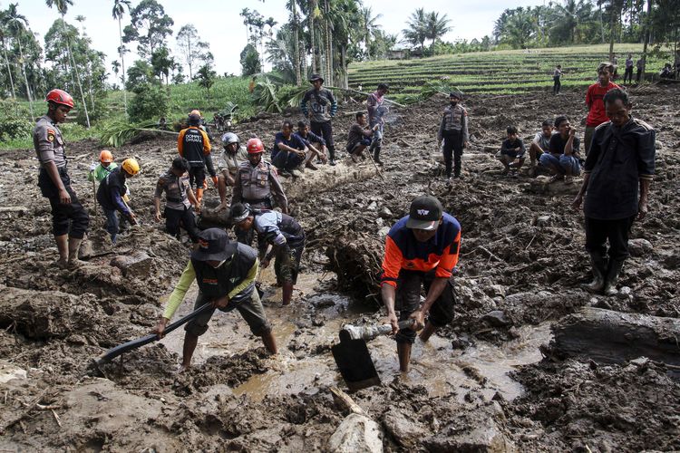 Petugas gabungan dari Basarnas Padang, TNI, Polri, BPBD dan dibantu masyarakat melakukan pencarian korban longsor di jorong Guguk Nagari Malampah, Kecamatan Tigo Nagari, Kabupaten Pasaman, Sumatera Barat, Minggu (27/2/2022). Satu orang meninggal dan empat orang dinyatakan hilang akibat longsor yang dipicu gempa magnitudo 6,1 yang terjadi Jumat (25/2).