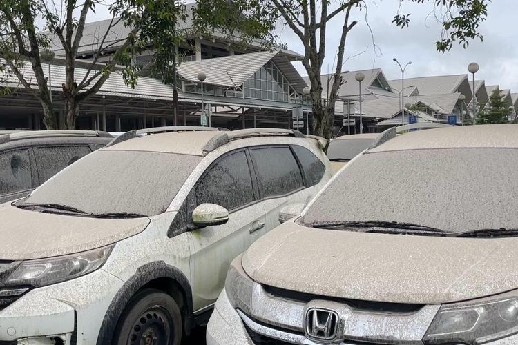HUJAN ABU: Tampak kendaraan mobil yang diparkir di parkiran Bandara Sam Ratulangi, Manado, dipenuhi abu vulkanik Gunung Ruang, Selasa (30/4/2024) pukul 15.17 Wita.