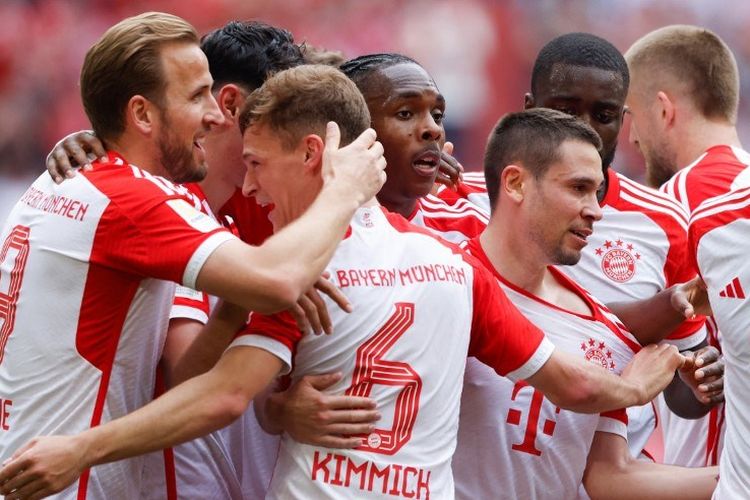 Momen perayaan gol Raphael Guerreiro dalam laga pekan ke-29 Bundesliga 2023-2024 antara Bayern vs Koeln di Allianz Arena, Sabtu (13/4/2024). (Photo by Michaela STACHE / AFP) / DFL REGULATIONS PROHIBIT ANY USE OF PHOTOGRAPHS AS IMAGE SEQUENCES AND/OR QUASI-VIDEO