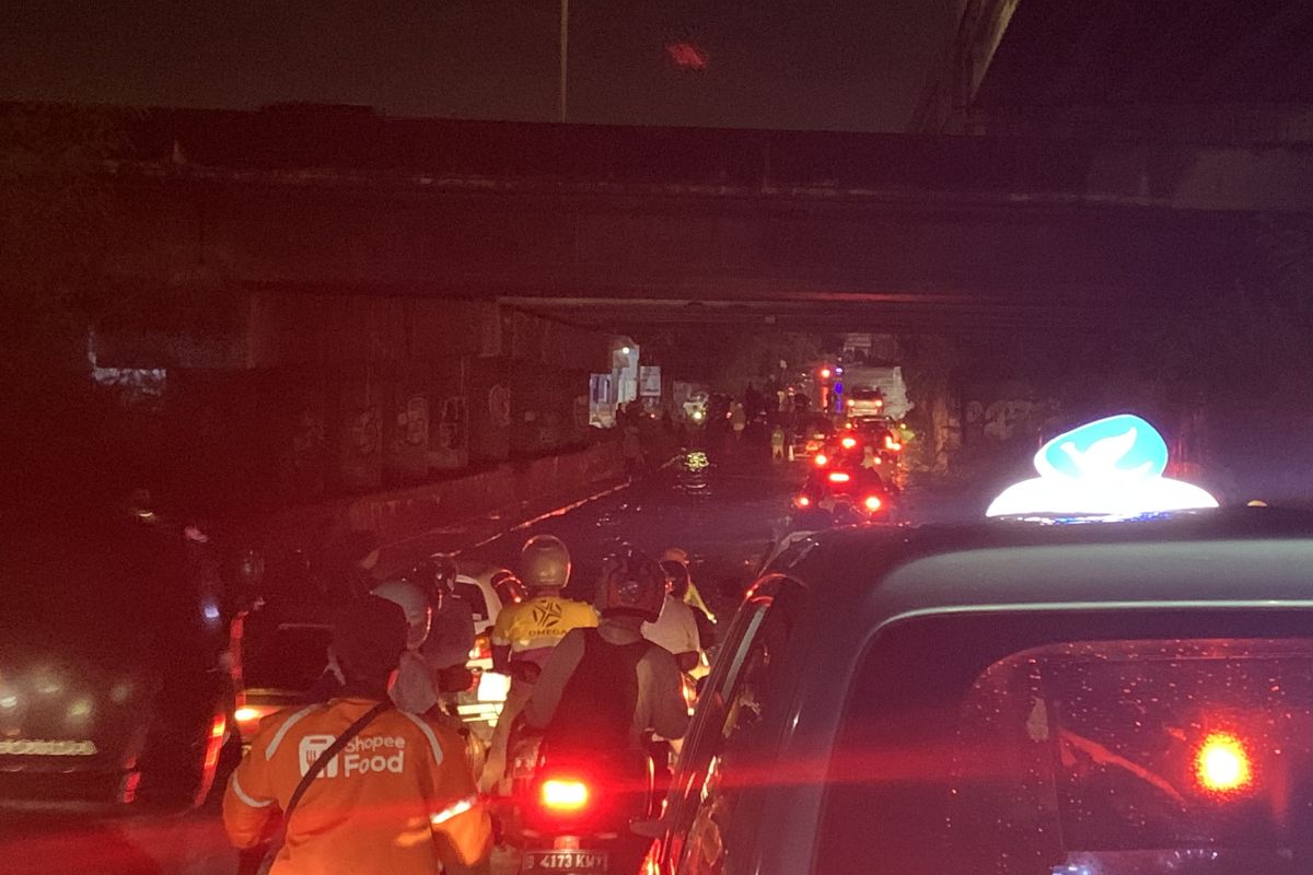 Sabtu Malam, Jalan Raya Kalimalang Macet Total Imbas Banjir di Kolong Tol Pondok Kelapa