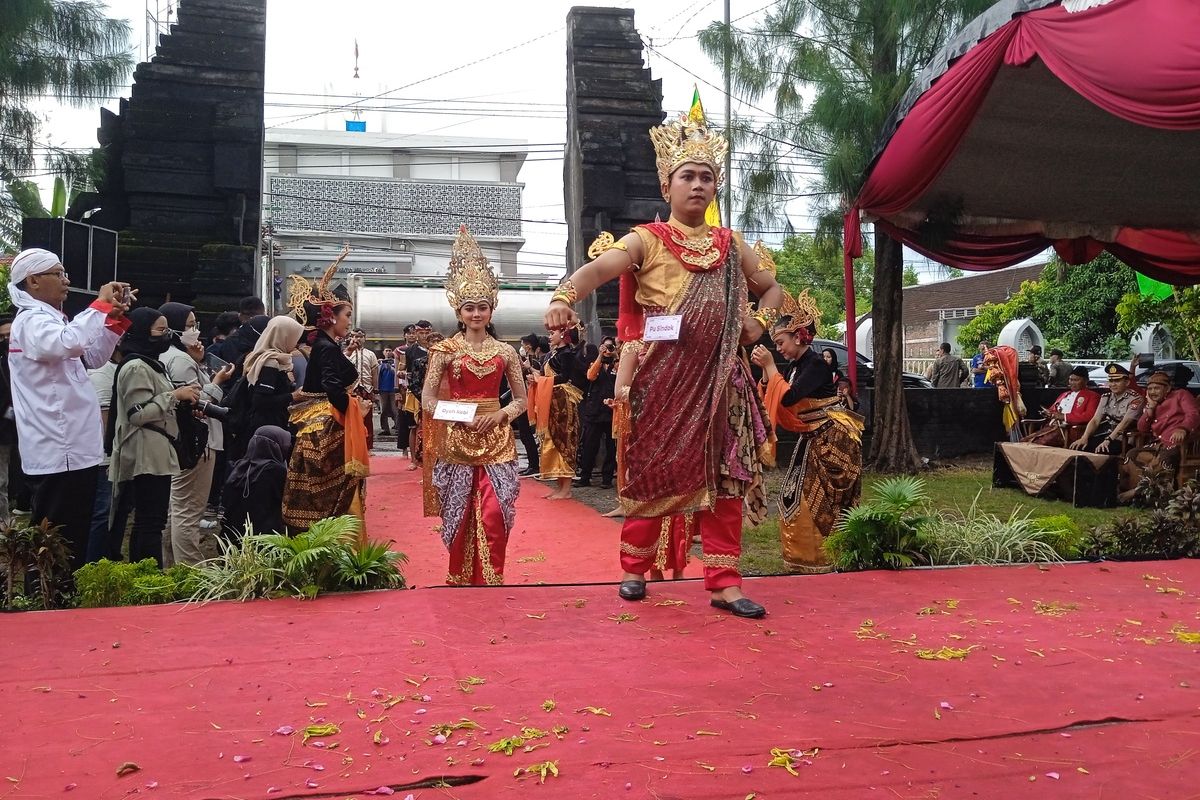 Caption: Prosesi manusuk sima puncak peringatan HUT ke-1086 Nganjuk di Candi Lor, Senin (10/4/2023) sore