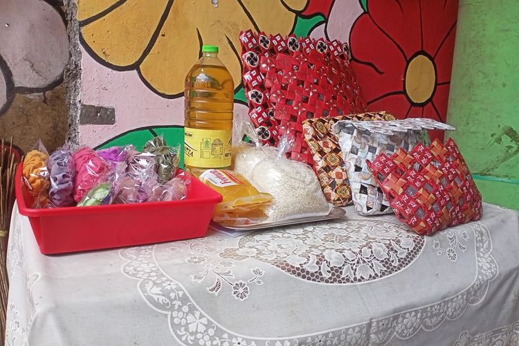 Bank Sampah Bebep yang berada di Gang Situsaeur Timur, Kelurahan Situsaeur, Kota Bandung yang berdiri tahun 2020 berhasil mengatasi persoalan sampah dilingkungan masyarakat. Tak hanya itu, kehadiran Bank Sampah Bebep juga berhasil membangun kesadaran warga terkait sampah.