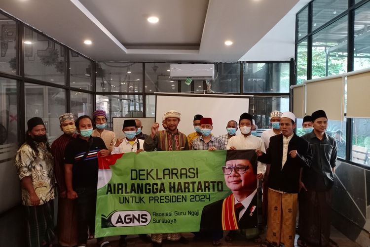 Asosiasi Guru Ngaji Surabaya (AGNS) mendeklarasikan dukungan kepada Menteri Koordinator Bidang Perekonomian sekaligus Ketua Umum Partai Golkar Airlangga Hartarto sebagai calon presiden dalam Pilpres 2024, Selasa (25/1/2022).
