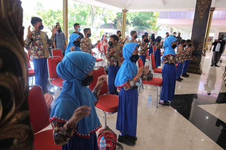 Anak-anak Desa Tanjung Wadung, Kecamatan Kabuh, Kabupaten Jombang, Jawa Timur, memeragakan aksi Tepuk Corona, di Pendopo Kabupaten Jombang, Minggu (3/10/2021).