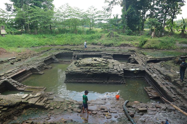 Penampakan petirtaan kuno di Sumberbeji, Desa Kesamben, Kabupaten Jombang, Jawa Timur, usai dinormalisasi menggunakan pompa, Sabtu (27/03/2021).