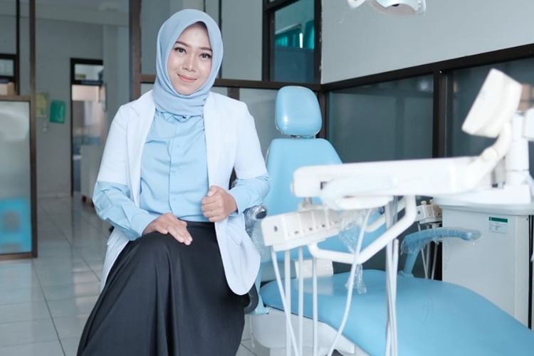 Tati Sri Rahmawati, dokter gigi yang baru saja menyelesaikan pendidiman di Universitas Jenderal Soedirman (Unsoed) Purwokerto, Jawa Tengah.