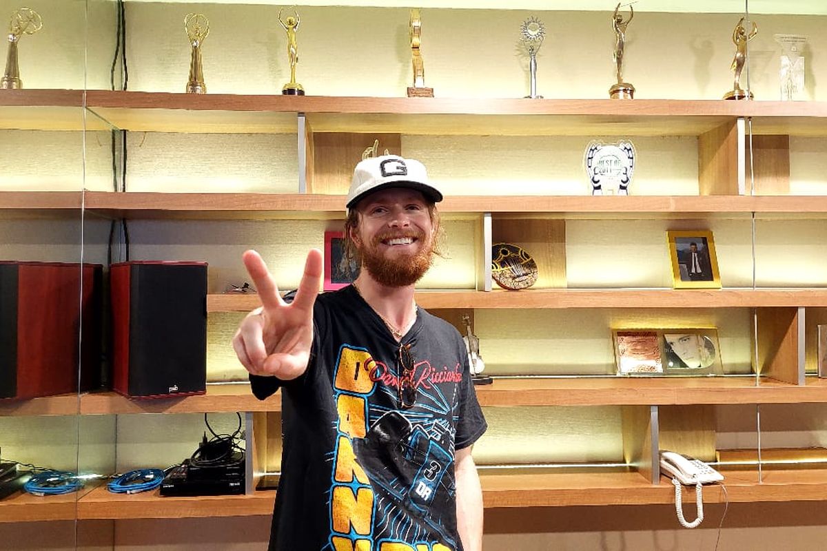 Penyanyi asal Texas, Johnny Stimson saat ditemui di kantor Warner Music Indonesia, Gambir, Jakarta Pusat, Senin (30/5/2022).